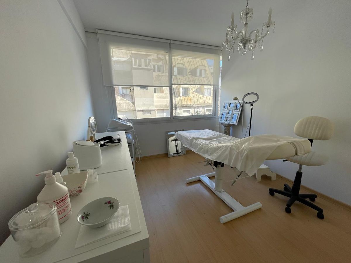 Interior del consultorio Dra. Frisari, ambiente cálido y exclusivo