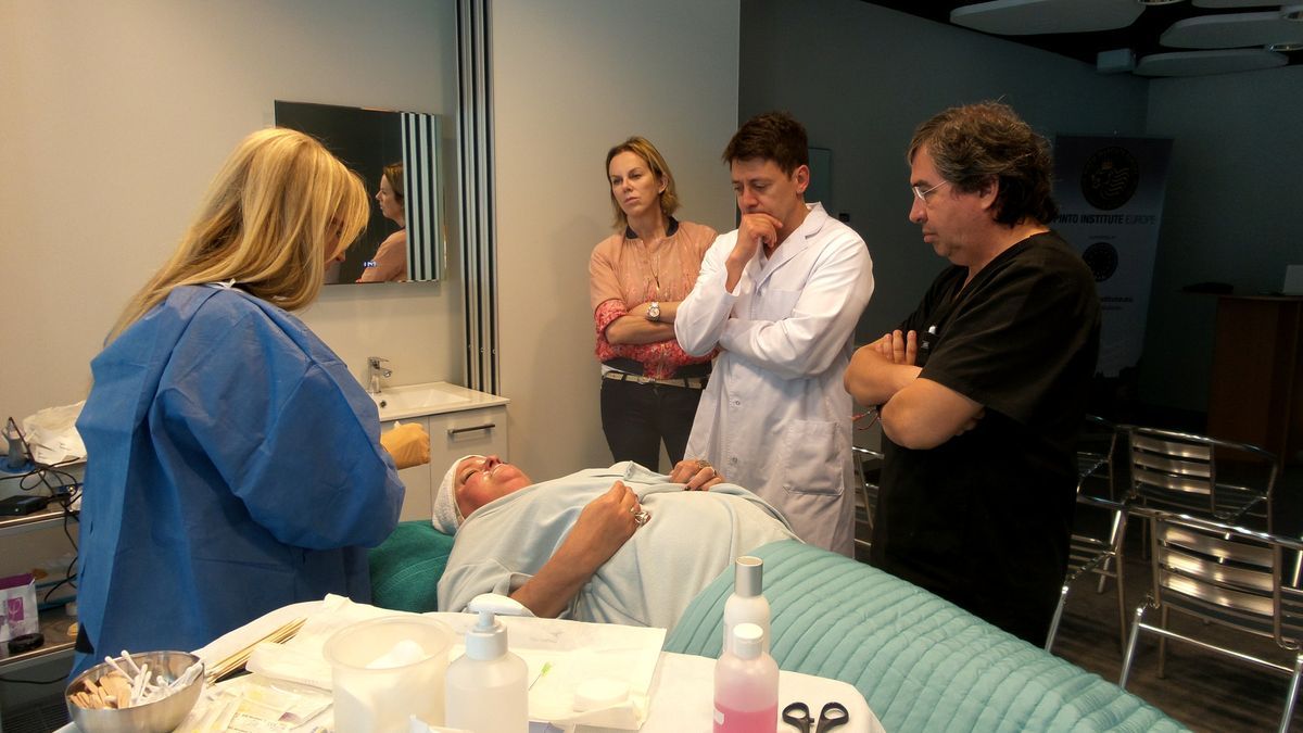 Dra. Frisari enseñando Medicina Estética