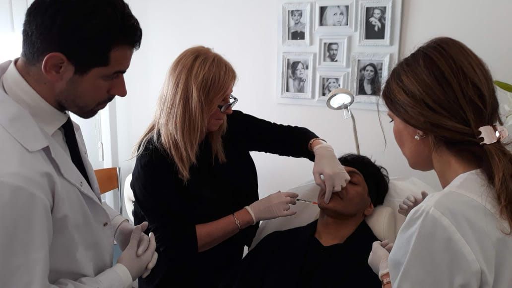 Dra. Frisari enseñando una práctica médica