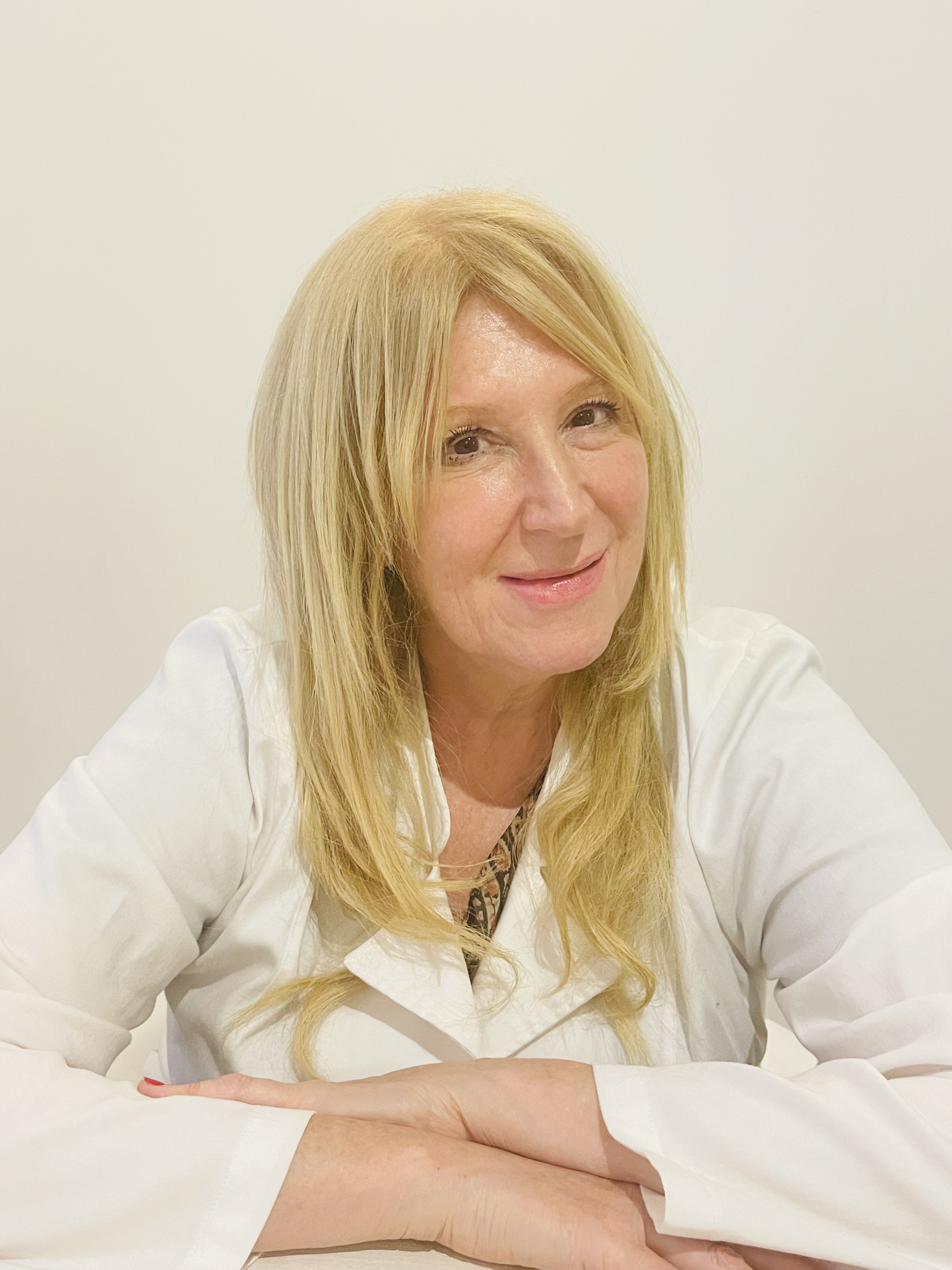 Dra. Frisari en su consultorio de Medicina Estética